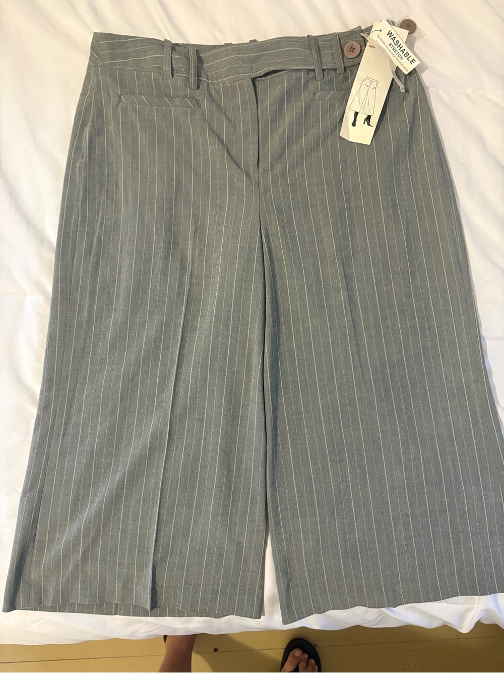 New With Tags Trendy Larry Levine Gray Pinstripe Wide-Leg Short Pants